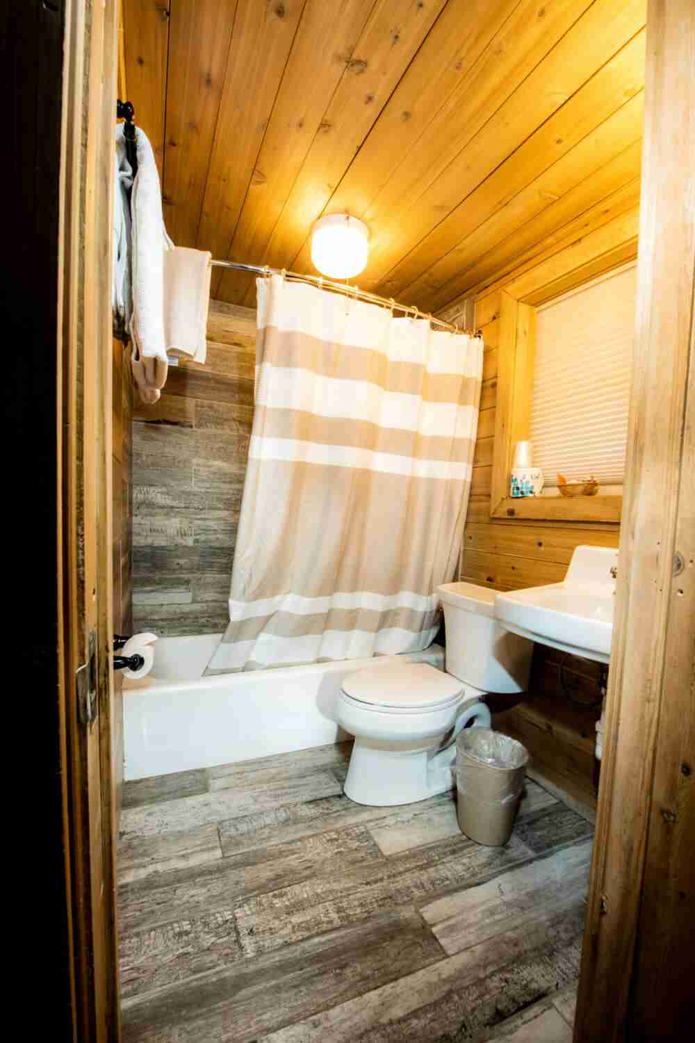 Hatchet_Resort_Hunters_Cabin_Bathroom