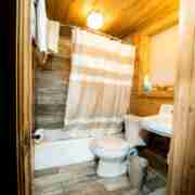 Hatchet_Resort_Hunters_Cabin_Bathroom