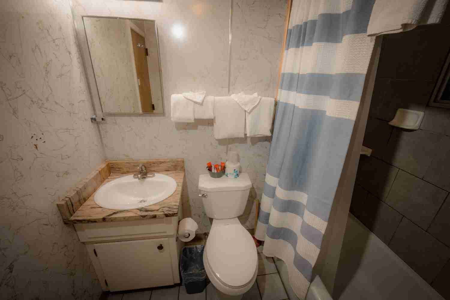 Hatchet_Resort_Osprey_House_Bathroom