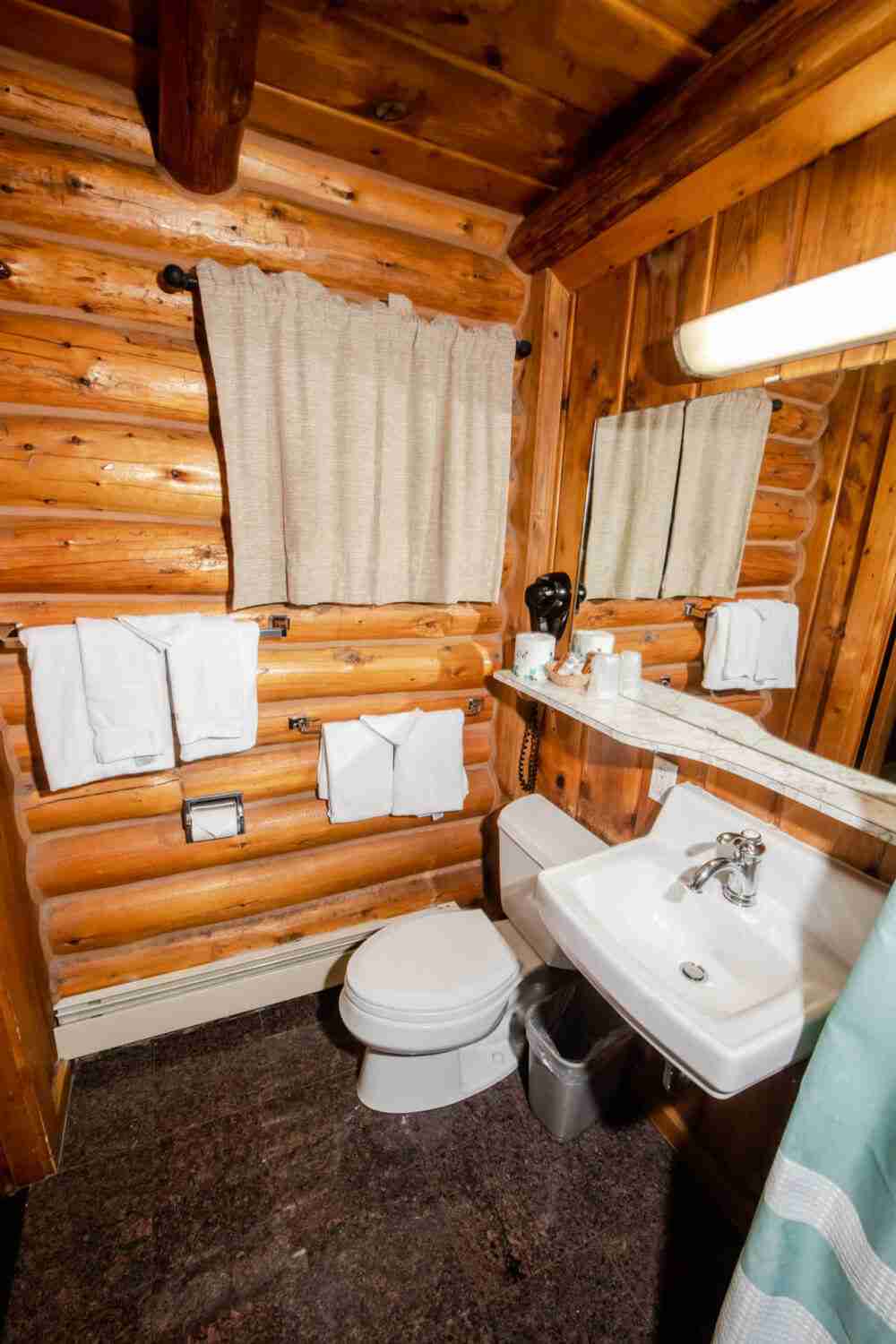Hatchet_Resort_Standard_Room_Bath