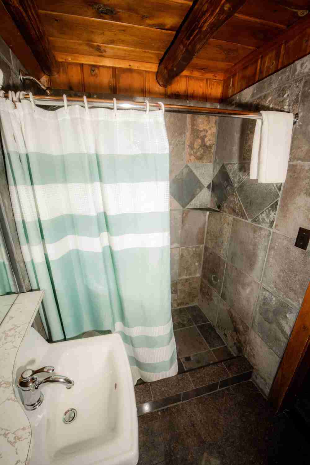 Hatchet_Resort_Standard_Room_Bathroom